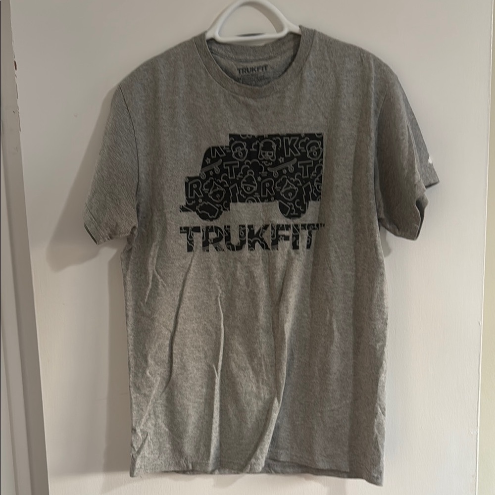 Trukfit Gray and Black Short Sleeve Tee with Bold Graphic Design